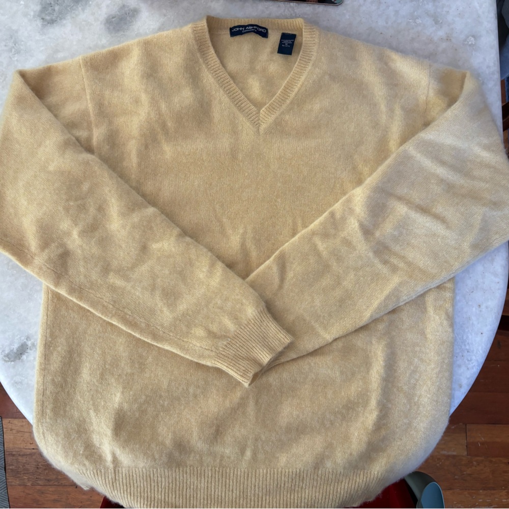 John Ashford Super soft V-neck Cashmere sweater, Butter Yellow, M M/ W XL, EUC